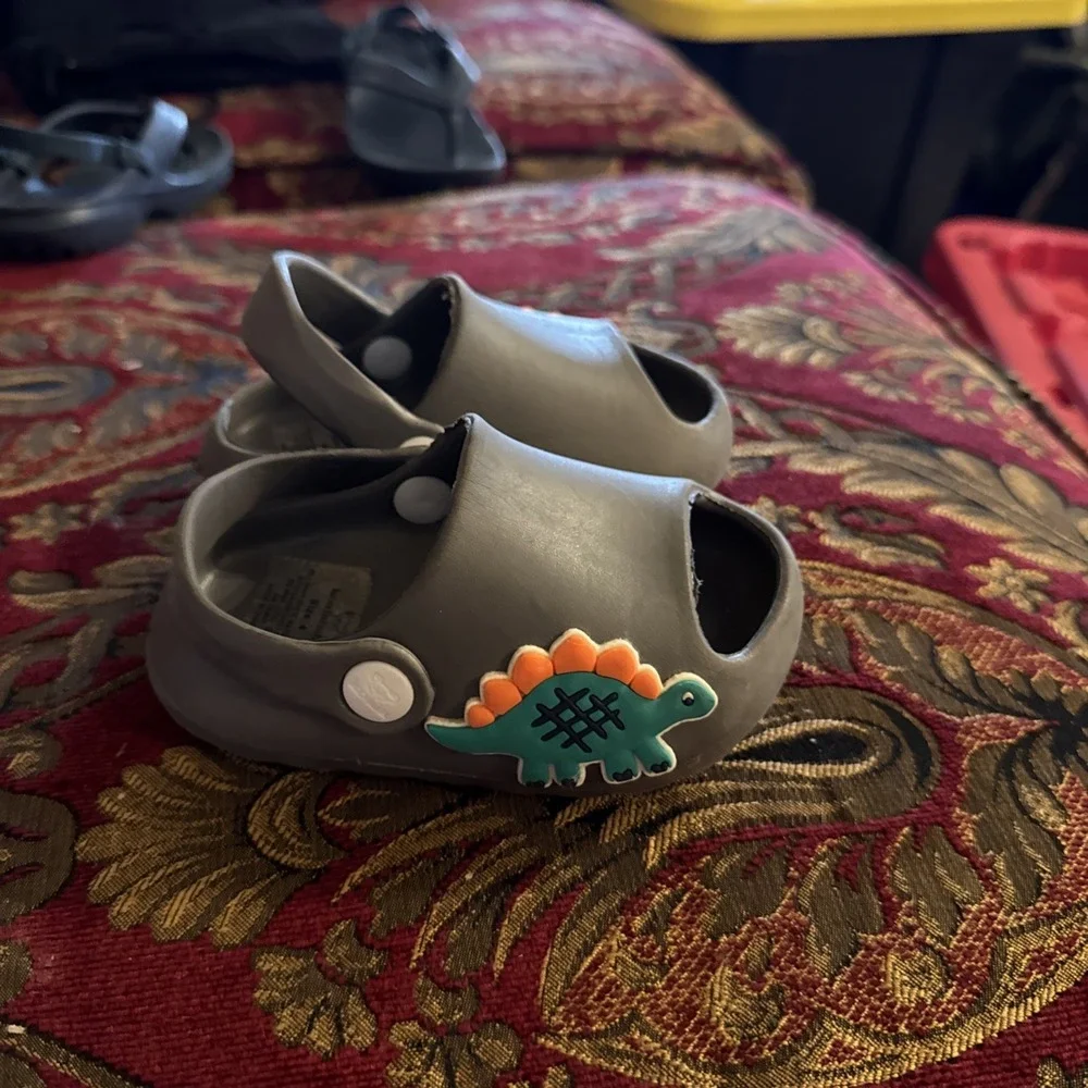 Koala🩶Baby Sandals Kids Size 4  Gray Dinosaur